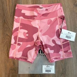 NWT zyia active link camo pocket light n tight shorts 6”
